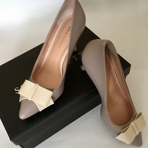 Sole Society 2” heel grey pumps with toe bows sz 6
